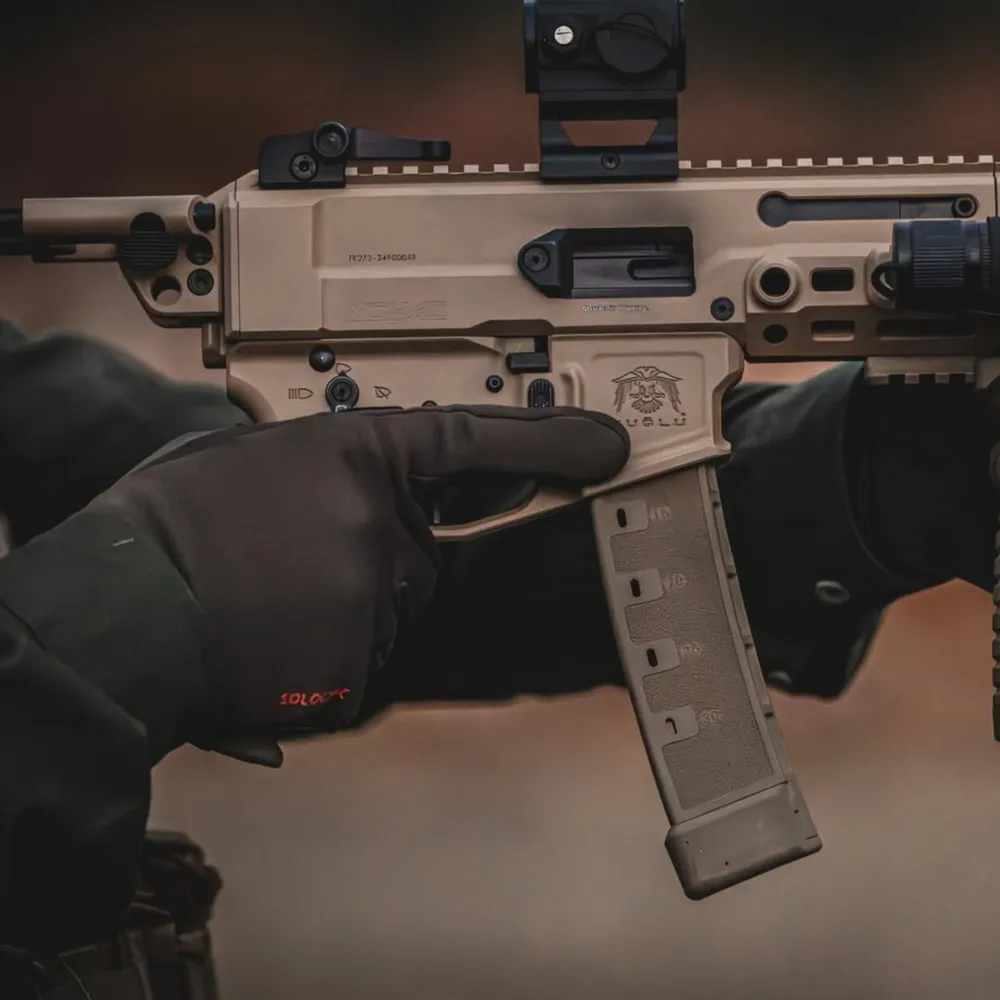Obustronna ergonomia i magazynki standardu CZ Scorpion